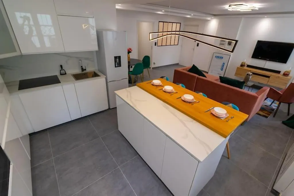 Parking Gratuit - Chic Et Elegant A Villeurbanne - Tout Fourni 0*,  France